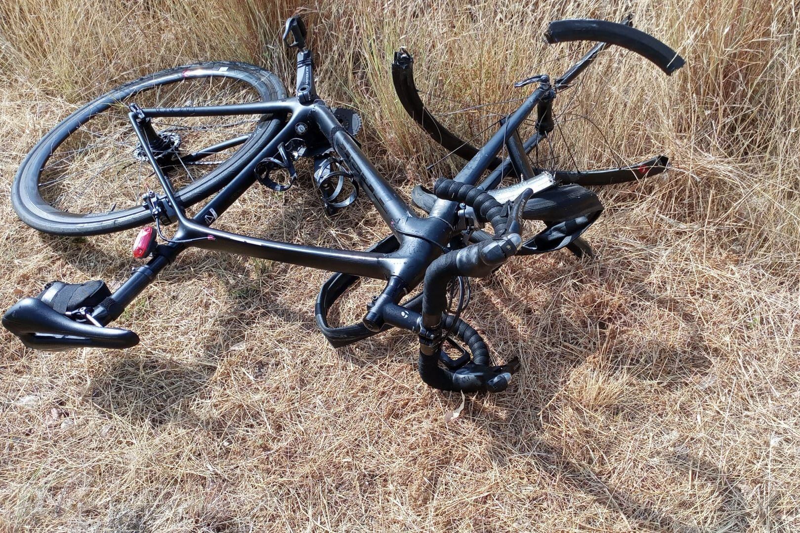 Bicicleta de uno de los dos ciclistas que murieron este domingo tras ser atropellados a la altura del mirador de la Amatista, en el parque natural de Cabo de Gata-Níjar (Almería).