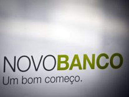 Nuevo logo del Banco Esp&iacute;rito Santo tras la transformaci&oacute;n en Novo Banco, en una oficina de Lisboa. 