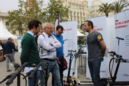 El alcalde de València, Joan Ribó, de blanco, y el concejal de Movilidad, Giuseppe Grezzi, de azul, este sábado.
