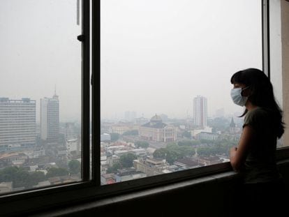 Indiara Bessa mira la ciudad desde su ventana en Manaos, Brasil, el 12 de octubre 2023.