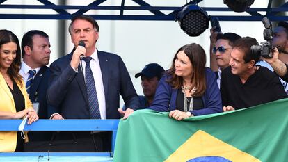 El presidente Bolsonaro saluda a sus seguidores en Brasilia tras el acto en el que se ha afiliado este martes al Partido Liberal.