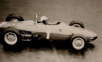 Phil Hill, que se retiró del campeonato en 1966, falleció en 2008. Fue el primer piloto nacido en Estados Unidos que ganó un mundial de Fórmula 1, concretamente en 1961, con un Ferrari, escudería en la que permaneció 6 temporadas entre las décadas de los 50 y los 60.