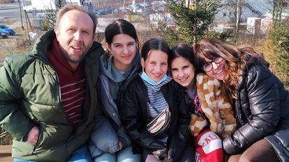 Juan Escobar y María Jesús Márquez, junto a las tres niñas ucranias que han ido a recoger a la frontera con Eslovaquia.