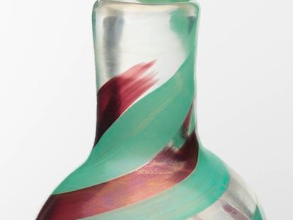 Un detalle de la boca del jarrón, en forma de botella.