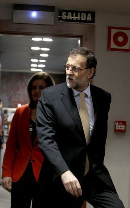 El presidente Mariano Rajoy seguido por la ministra de Empleo, Fátima Báñez, el pasado mes de mayo.
