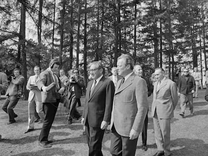 Henry Kissinger (con traje oscuro) y el canciller alemán Willy Brandt, en la residencia oficial del canciller.