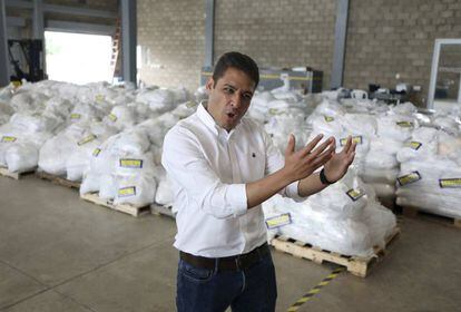 José Manuel Olivares en la bodega donde se almacena la ayuda humanitaria para Venezuela.