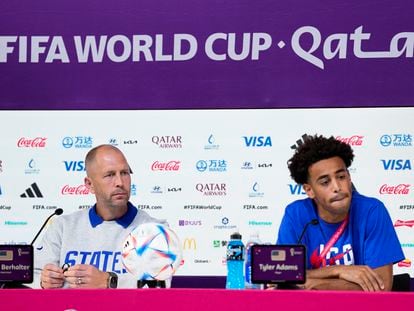 entrenador de EE UU, Gregg Berhalter, y su jugador Tyler Adams, durante la conferencia de prensa de este lunes.