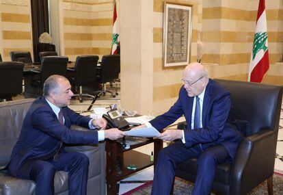 Elias Bou Saab, a la izquierda, entrega el borrador definitivo del acuerdo al primer ministro, Nayib Mikati, este martes en Beirut.