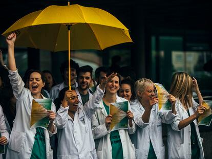 Concentración de médicos en el hospital de Santiago el pasado 13 de abril.