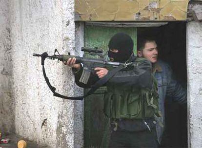 Un militante de Al Fatah toma posiciones durante un enfrentamiento con Hamás en Nablús.