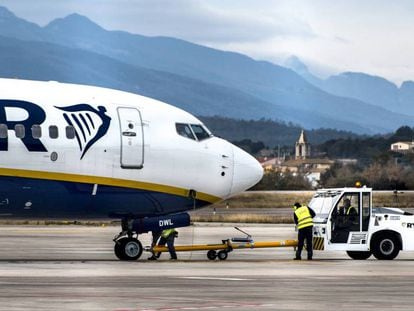 Trabajadores de Ryanair en el aeropuerto de Girona, este jueves. 