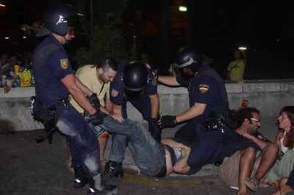 En el primer intento de desalojar a los integrantes del 15-M que trataban de impedir una deportación anoche en Málaga, la policía no empleó violencia.