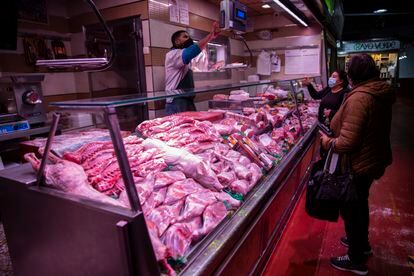 Carnicería en el mercado de La Cebada, en Madrid.