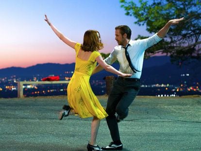 Emma Stone y Ryan Gosling, en 'La ciudad de las estrellas (La La Land)'.