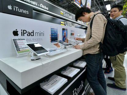 Un cliente maneja un iPad en una tienda en Tokio.