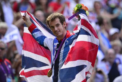 Murray celebra la medalla de oro en los Juegos de Londres enfundado en la bandera del Reino Unido