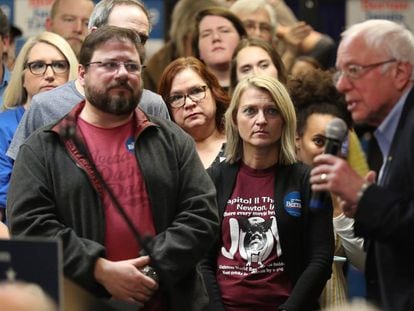 Simpatizantes de Sanders escuchan al candidato durante un discurso en Iowa el pasado domingo. 