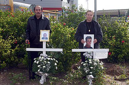 Juan Martínez y Asunción Valderrama, en la avenida Montesierra de Sevilla, donde perdieron la vida sus respectivos hijos cuando caminaban juntos y fueron víctimas de un atropello.