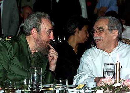 Castro y Gabo conversan en la cena de clausura del II Festival del Habano, el 4 de marzo de 2000, en la capital cubana.