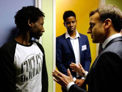 Macron habla con un inmigrante sudan&eacute;s durante su visita a Calais 