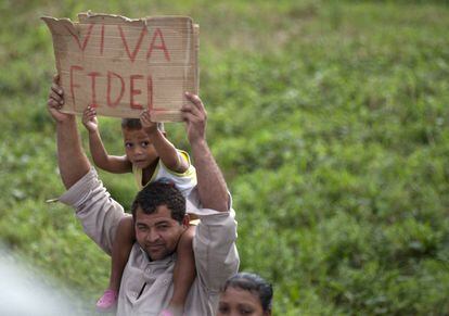 Una familia cubana despide a Castro a su paso.