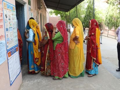 Varias mujeres hacían cola el viernes para votar en un colegio electoral en la aldea de Kotputli, en el Estado indio de Rajastán.