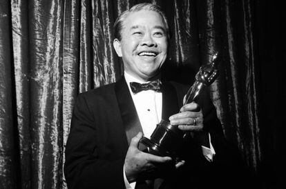 James Wong Howe posa con un Oscar en 1956.