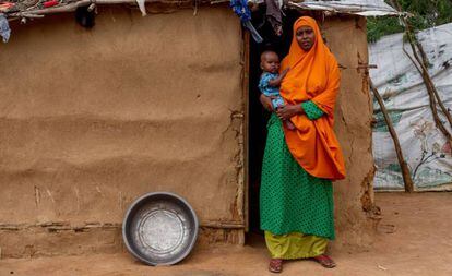 Una mujer somalí con su bebé, en el campo de refugiados de Dadaaba en 2015.