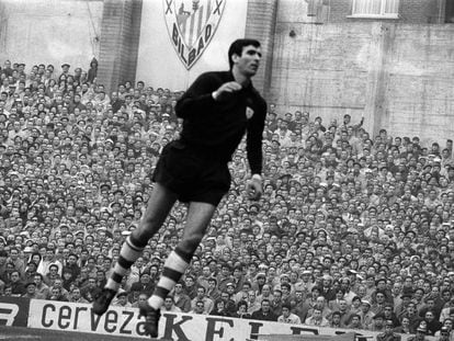 José Ángel Iribar, durante un partido disputado en el estadio bilbaíno de San Mamés en 1967.