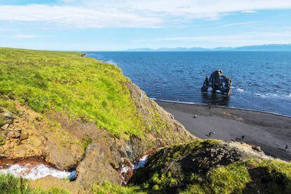 Islandia se llena de visitantes cada verano (que además es muy corto por estas latitudes), por lo que muchos viajeros prefieren recorrer sus fabulosos paisajes fuera de temporada (y con menos turistas). Pero incluso en temporada alta es posible esquivar aglomeraciones en la <a href="https://www.northiceland.is/en/about/arctic-coast-way-nordurstrandarleid/more-information-acw" target="_blank">Artic Coast Way</a>, una nueva ruta turística que se inaugurará en junio y recorre 900 kilómetros de costa remota y virgen bordeando el océano Ártico (en la foto, la roca basáltica de Hvitserkur, en la península de Vatnsnes), desde Hvammstangi, al oeste, hasta Bakkafjordur, al este. Una propuesta con espíritu aventurero, a través de carreteras de grava (ideal para todoterrenos), que se adentra en penínsulas de playas negras, acantilados y deltas de ríos de hielo. Escenarios salvajes y remotos, como la casi intacta península de Melrakkaslétta, donde podremos observar ballenas (en Husavik), hacer rafting en aguas bravas en el fiordo de Skagafjorour o disfrutar de las piscinas termales de la península del Trol (Trollaskagi).