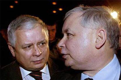 Los gemelos Lech (izquierda) y Jaroslaw conversan en Varsovia en enero pasado.