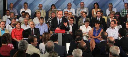 Alfredo Pérez Rubalcaba, durante la reunión que mantuvo ayer con diputados y senadores socialistas.