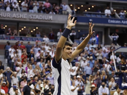 Carlos Alcaraz celebra su triunfo contra Tsitsipas en la pista central de Nueva York.