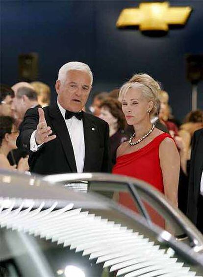 Bob Lutz, vicepresidente de GM, y su esposa en Detroit.