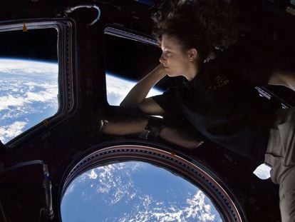 Tracy Caldwell Dyson, astronauta de la NASA, mira la Tierra a través de la cúpula de la Estación Espacial Internacional (ISS), en septiembre de 2010