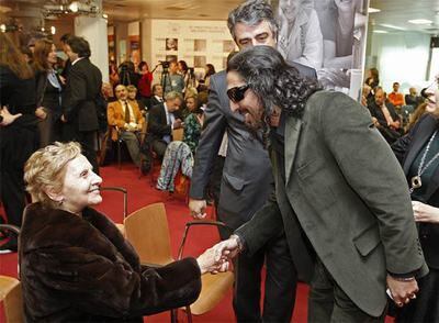 Diego el Cigala saluda a Isabel Moreno en presencia de Alfonso López Casas.
