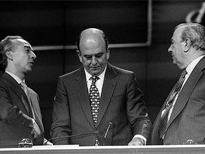 Ángel Corcóstegui, Emilio Botín y José María Amusátegui, en una convención de directivos de 1999.