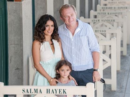 Salma Hayek y su marido Francois-Henri Pinault posan con su hija Valentina en la playa francesa de Deauville en septiembre de 2012.