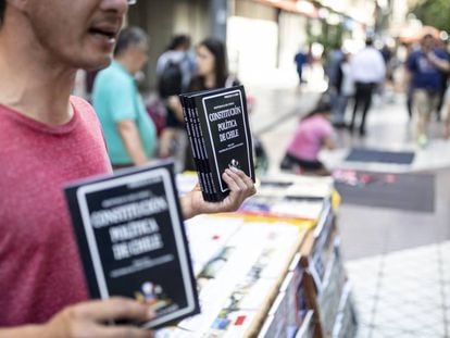 Un vendendor callejero ofrece el viernes ejemplares de la Constitución de Chile en el Paseo Ahumada, centro de Santiago. 