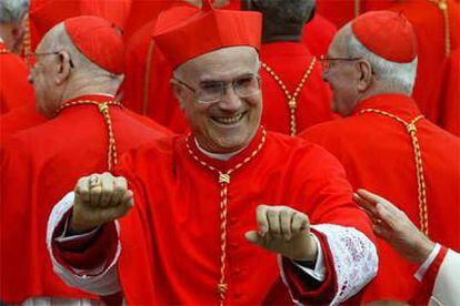 El cardenal Tarsicio Bertone, a la salida del consistorio celebrado por el papa Juan Pablo II en octubre de 2003.