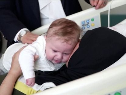 Un ‘bebé milagro’ del terremoto de Turquía vuelve a los brazos de su madre 54 días después