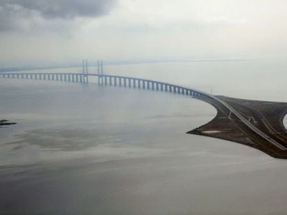 Imagen de cómo se sumerge el Puente de Oresund en el Báltico.