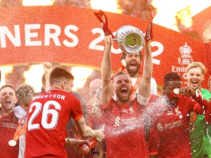 Jordan Henderson levanta el trofeo de la FA Cup este sábado en Wembley.