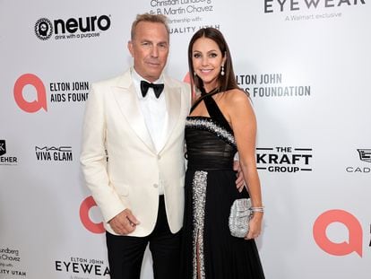 Kevin Costner y su entonces esposa, Christine Baumgartner, en un evento en West Hollywood (California), en marzo de 2022.