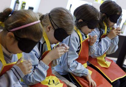 Un grupo de ni&ntilde;os en un taller en la primera jornada de la XXVII edici&oacute;n del Sal&oacute;n de Gourmets, en Madrid.