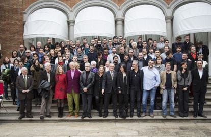 Los nominados a los Premios Gaud&iacute; reunidos ayer en el Palacete Alb&eacute;niz para la foto de familia 