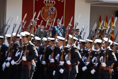 Efectivos de la Armada desfilen frente a la tribuna de autoridades.