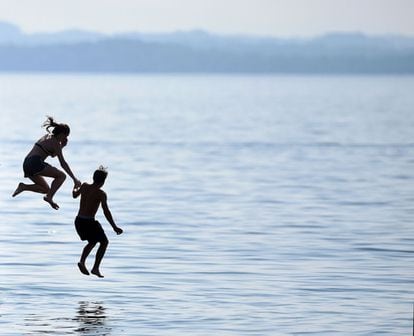 Dos jóvenes saltan al lago Chiem de Alemania, el 22 de junio.