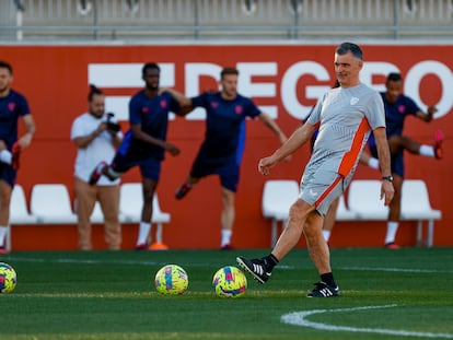 José Luis Mendilibar, en su primer entrenamiento al frente del Sevilla.